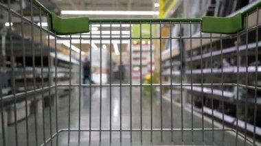 Süpermarkette tramvayın yuvarlanışının görüntüsü. Şebekeye odaklan.