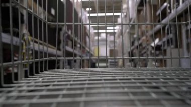 Tramvay mağazada yuvarlanıyor. Şebeke odaklı süpermarket arabasından görüntüle.