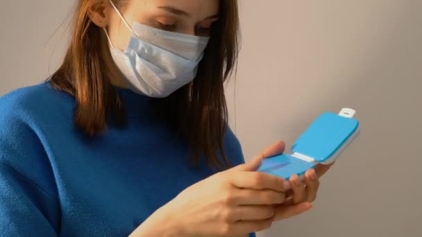 Ärztin Mit Medizinischer Maske Gesicht Hält Ein Gefäß Mit Tabletten — Stockvideo