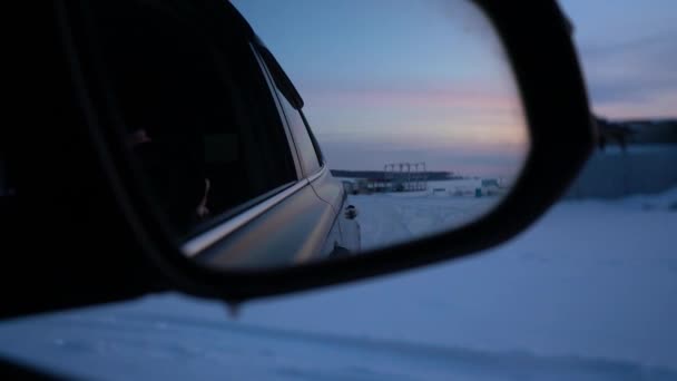 ライディングカーのサイドリアビューミラーで美しい夕日 車の側面に焦点を当てました — ストック動画