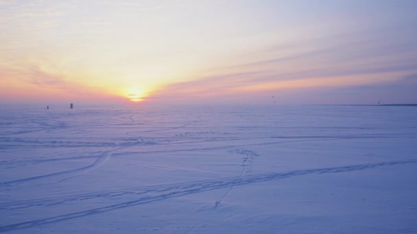 Beau Coucher Soleil Sur Lac Gelé Snowkiteboarders Patiner Dans Neige — Video