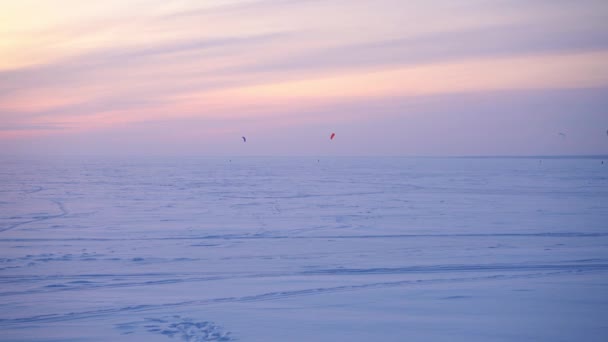 Snowy Lapangan Dan Snowkiteboarders Terhadap Latar Belakang Matahari Terbenam Yang — Stok Video