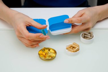 Kız hapları uyuşturucu kutusuna koyuyor..