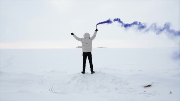 Man Smoke Bomb Background Snowy Field — ストック動画