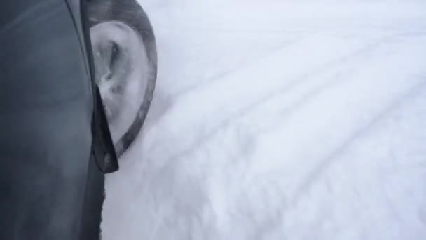 Hjul Bil Som Driver Snön Närbild — Stockvideo