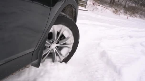 Wiel Van Een Auto Die Sneeuw Rijdt Drijft Dynamische Handheld — Stockvideo