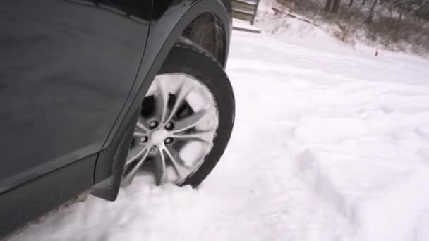 Rueda Coche Conduciendo Deriva Nieve Primer Plano Dinámico Toma Vídeo — Vídeos de Stock