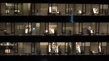 Geceleri binanın pencerelerindeki ofisler..