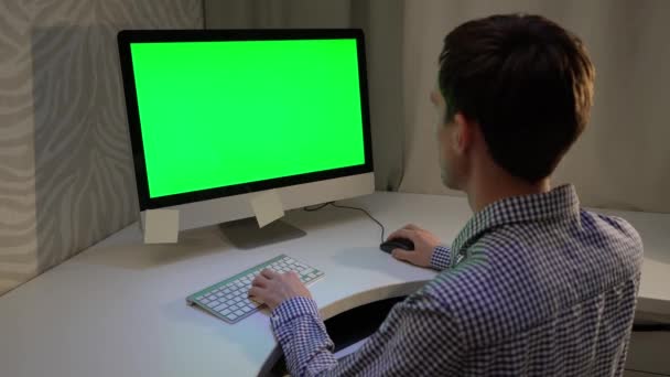 Joven Freelancer Está Trabajando Una Computadora Con Pantalla Verde — Vídeos de Stock