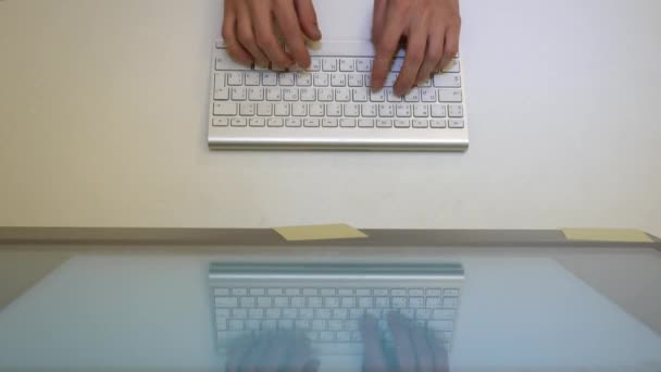 在顶部视图屏幕前的键盘上打字的手 — 图库视频影像