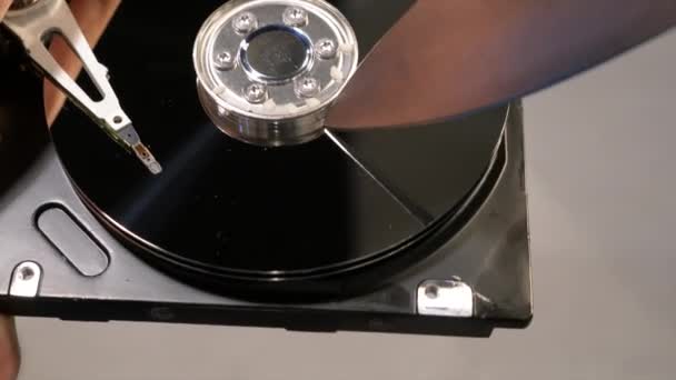 Zerkratzt Eine Demontierte Festplatte Mit Einem Messer — Stockvideo