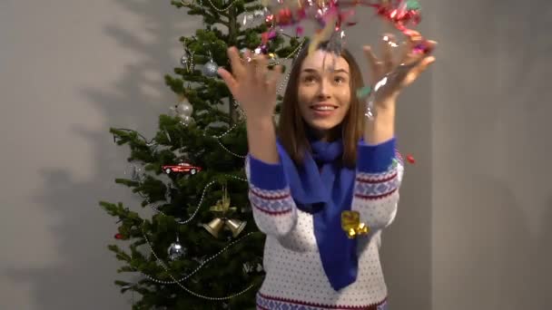 Menina Joga Confete Fundo Uma Árvore Natal — Vídeo de Stock