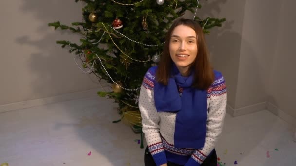 Chica Lanza Confeti Fondo Árbol Navidad — Vídeo de stock