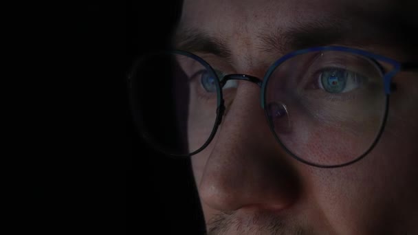 Hombre Sienta Delante Monitor Cerca Gráficos Mesas Reflejan Gafas Ojos — Vídeos de Stock