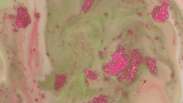 Рожеві Блискітки Плавають Течії Зеленої Рідини — стокове відео