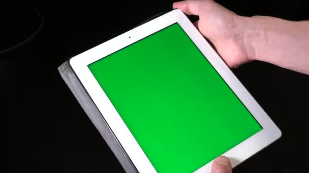 Mannen Handen Gebruiken Een Tablet Met Een Groen Scherm — Stockvideo