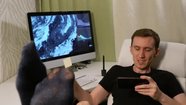 Ung Manlig Frilansare Arbetar Framför Monitor Designer Med Dator Hemma — Stockvideo