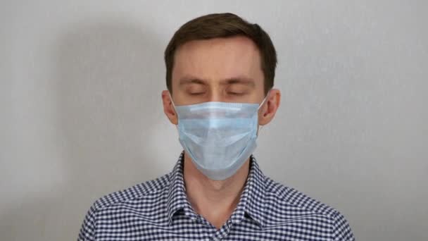 Ung Man Hostar Medicinsk Mask — Stockvideo