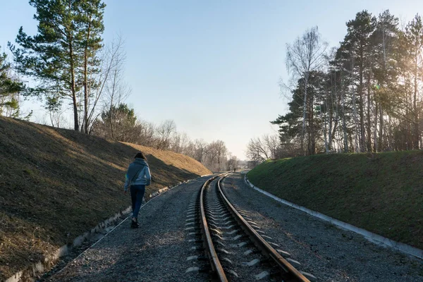 Menina Sozinha Vai Longo Dos Trilhos Ferroviários Contra Pano Fundo — Fotografia de Stock