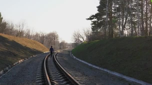 Menino Entra Distância Meio Ferrovia — Vídeo de Stock