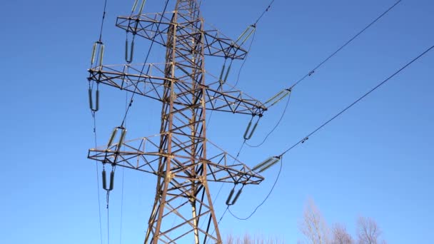 Poste Metal Con Cables Líneas Eléctricas Contra Cielo Azul — Vídeos de Stock
