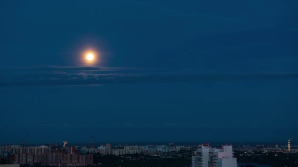 Lua Sobre Cidade Noite — Vídeo de Stock