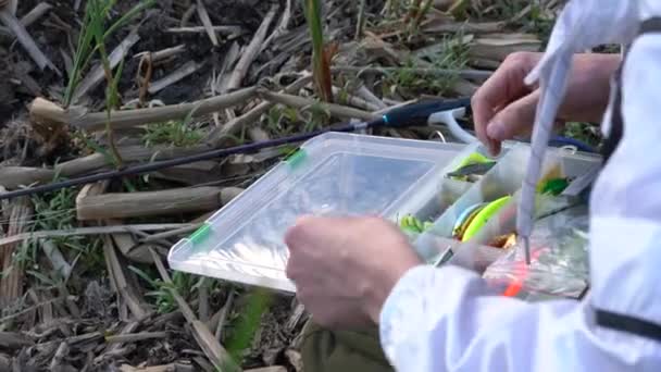 Pescador Escolhe Engrenagem Perto — Vídeo de Stock