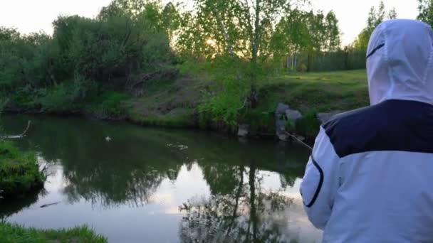 Ein Fischer Fischt Einem Kleinen Fluss Der Blick Von Hinten — Stockvideo