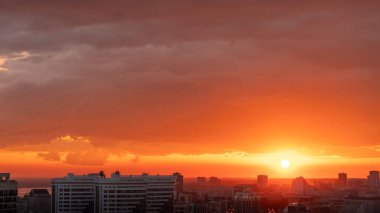 Şehrin üzerinde güzel turuncu gün batımı.