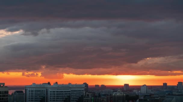 Gyönyörű Narancssárga Naplemente Város Felett Nap Időzítése Felhők Mögül — Stock videók