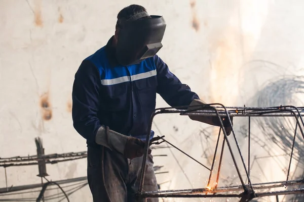 Schweißen, Schweißer schweißen Metallkonstruktion — Stockfoto