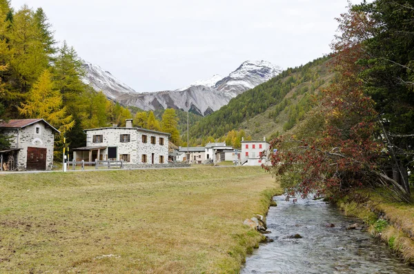 Cascade sur la roche s — Photo