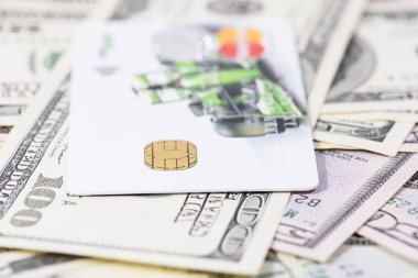 Bir yığın paranın üzerindeki banka kartı.