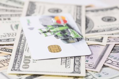 Bir yığın paranın üzerindeki banka kartı.