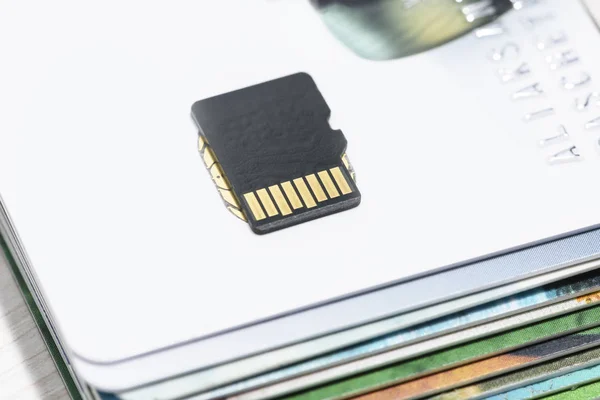 Cartão de memória Micro SD em cartões bancários — Fotografia de Stock