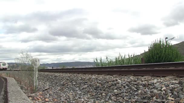 UN TRAIN DE PASSAGE RAPIDE — Video