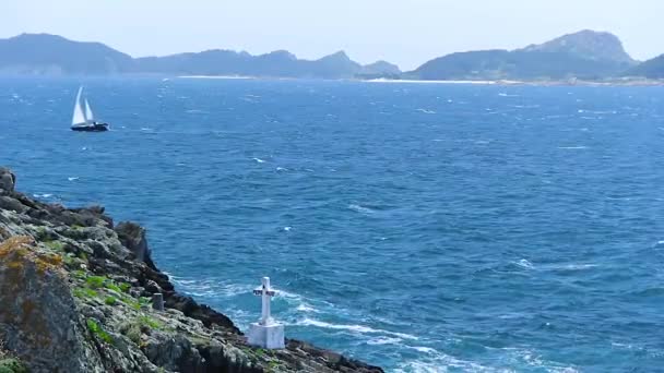 Cabo otthon Cangas Do Morrazo tenger és a hajó — Stock videók