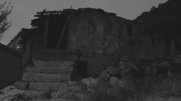 Ночь старого дома — стоковое видео