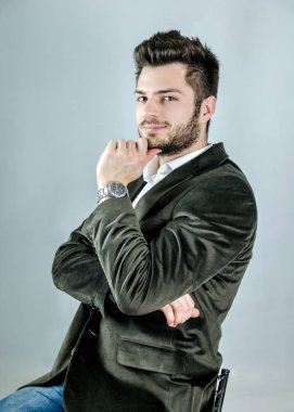 Etkileyici bakışla genç yönetici