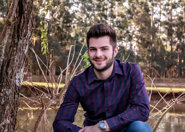 Jovem com sorriso bonito em meio  natureza