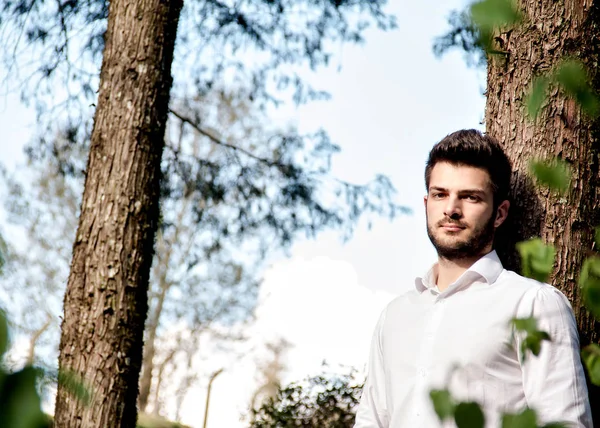 Jovem rapaz com olhar doce