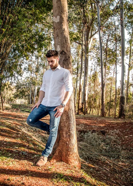 Rapaz parado em seu caminho.