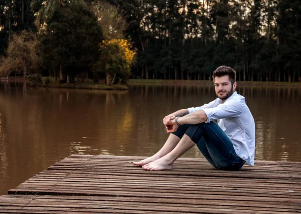 Rapaz bonito em momento de descontrao