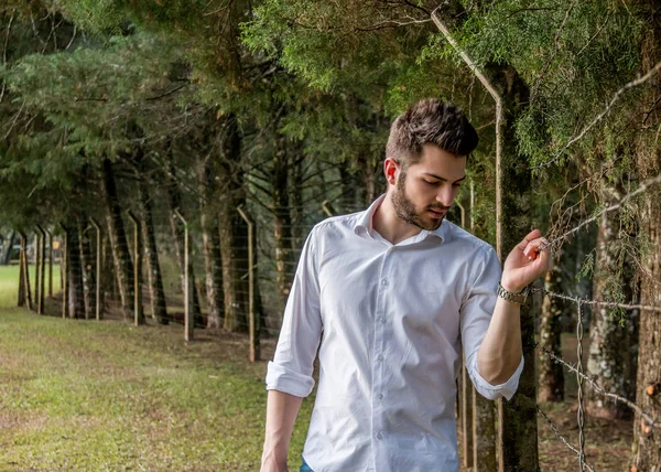 Rapaz bonito esbanjando charme