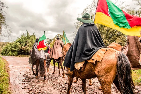 At binme ve Creole alev taşıyan gauchos paçavra Savaşı zaferle hatırlamak. Gelenek Güney Brezilya, Rs.