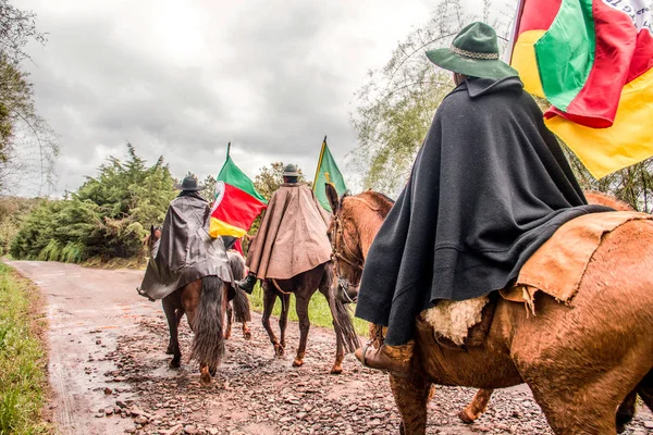 At binme ve Creole alev taşıyan gauchos paçavra Savaşı zaferle hatırlamak. Gelenek Güney Brezilya, Rs.