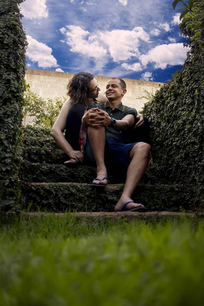 Çiftler bahçede çıkıyorlar.