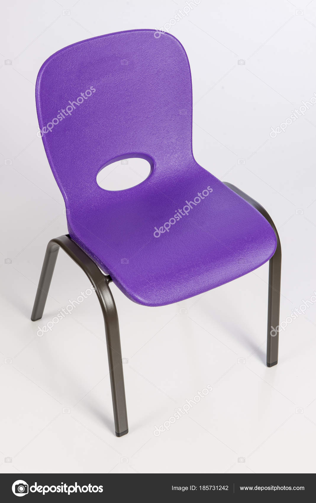 Sedia di plastica del bambino — Foto Stock © visfineart #185731242 Sedia di plastica del bambino — Foto Stock © visfineart #185731242