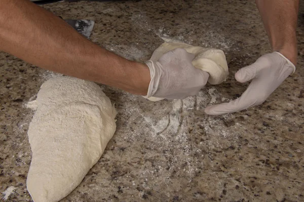 Mani di un fornaio maschio che fa il pane — Foto Stock