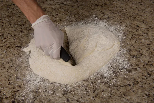Manos de un panadero macho haciendo pan —  Fotos de Stock
